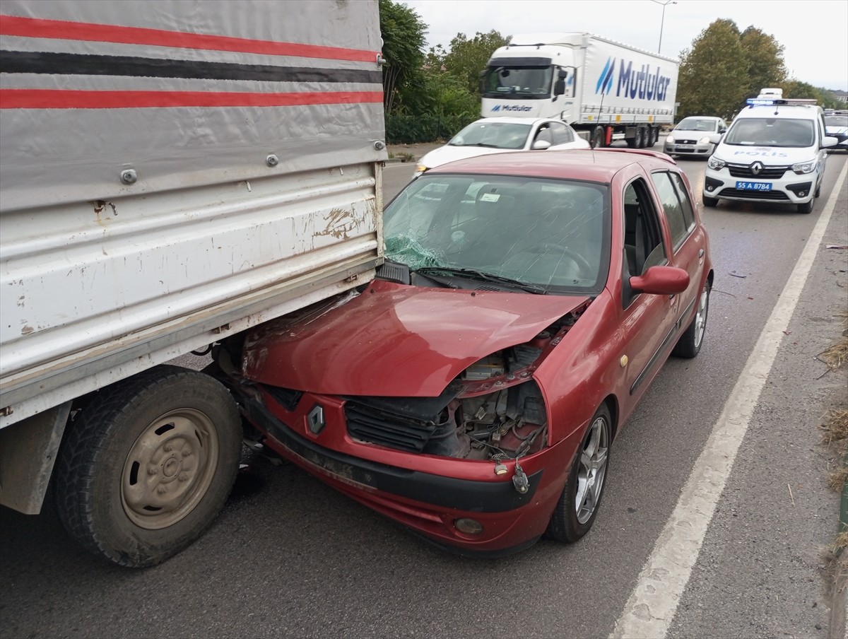  Samsun'un Çarşamba ilçesinde otomobille kamyonetin çarpışması sonucu 2 kişi yaralandı.