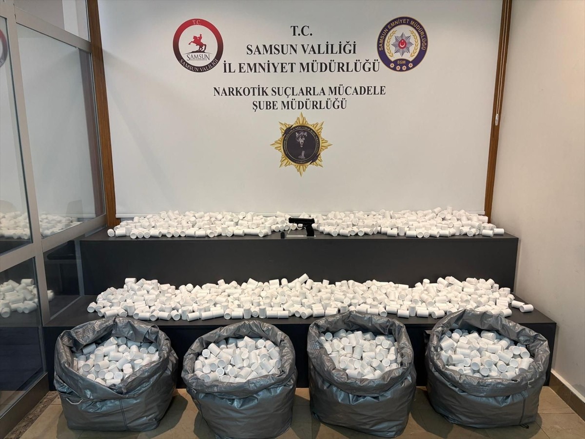 Samsun'un İlkadım ilçesinde düzenlenen operasyonda 171 bin 824 sentetik ecza hapı, ruhsatsız...