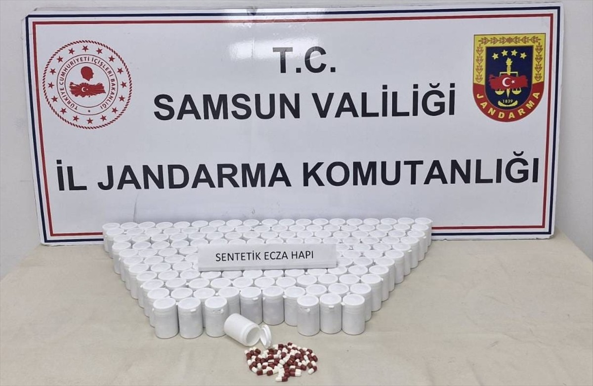 Samsun'un İlkadım ilçesinde düzenlenen uyuşturucu operasyonunda 9 bin 31 sentetik ecza ele...