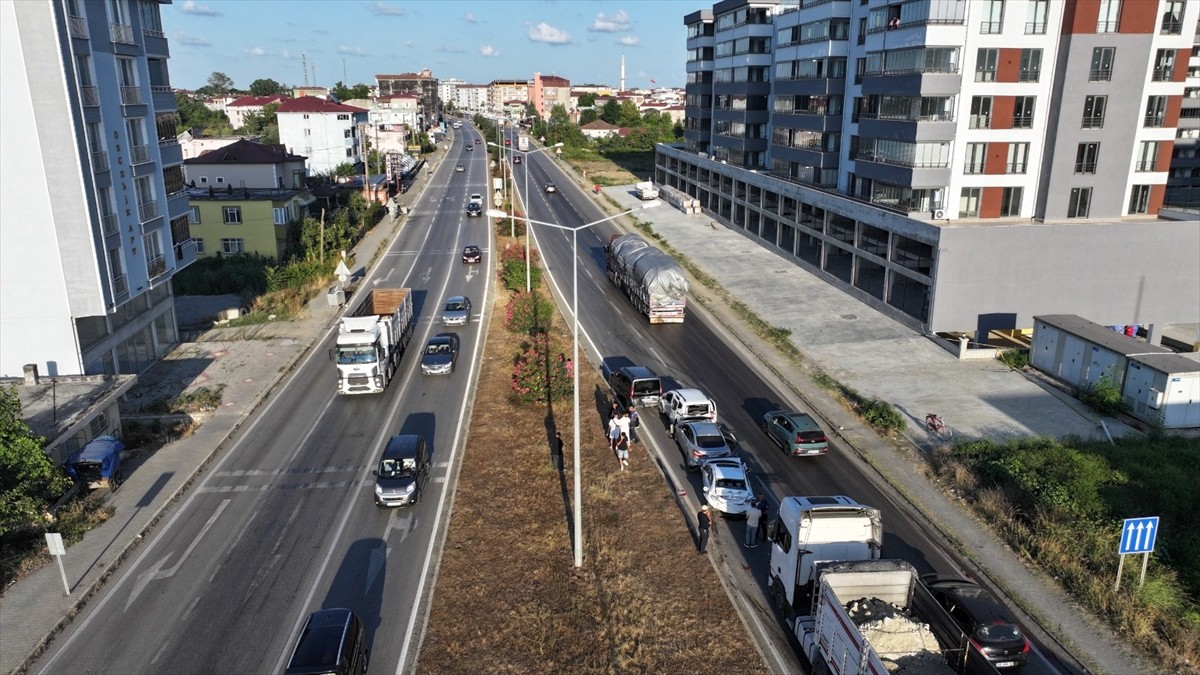 Samsun'un Terme ilçesinde 1 kamyon ve 4 otomobilin karıştığı zincirleme trafik kazası nedeniyle...