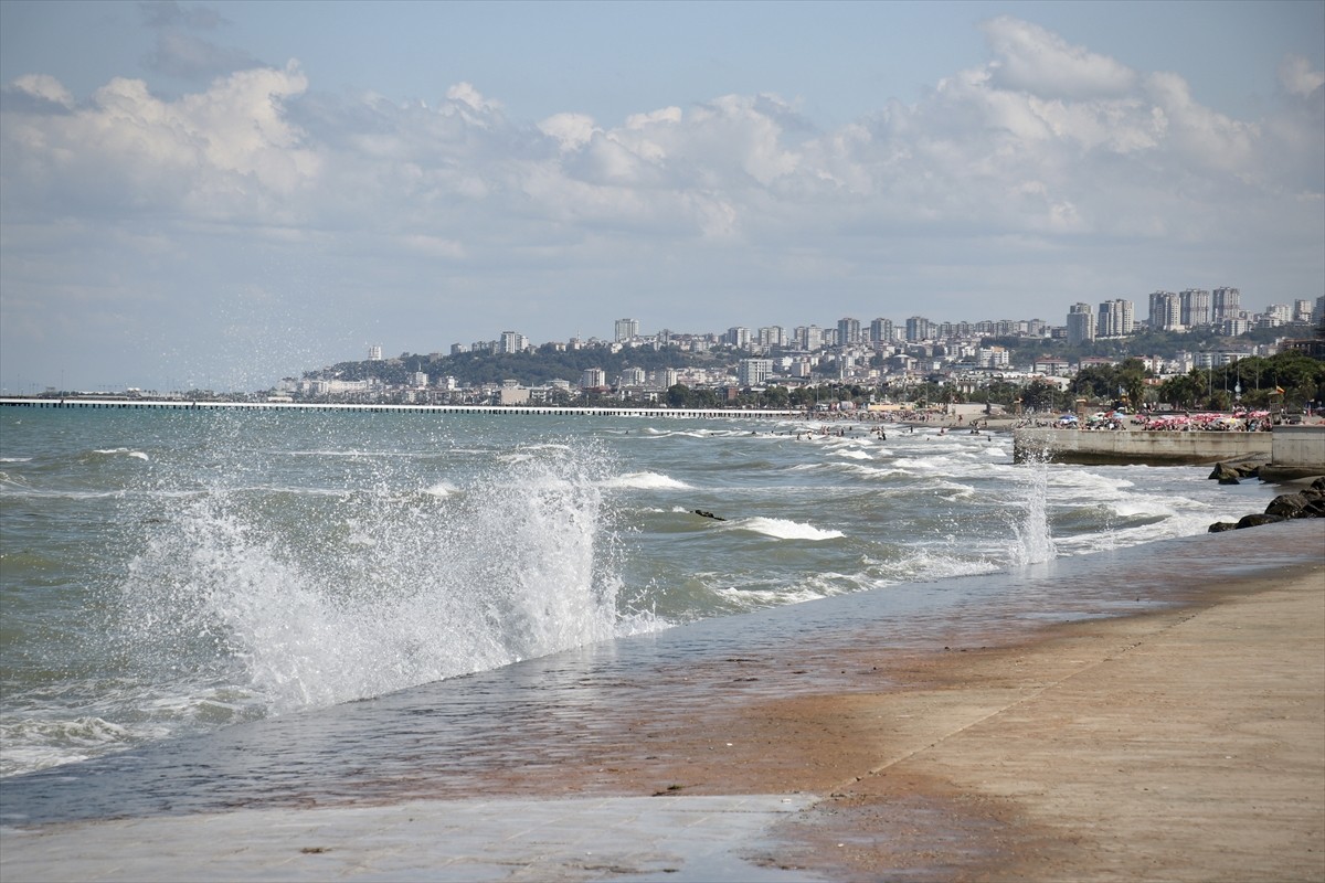 Samsun Valiliği, Karadeniz'de olumsuz hava şartları nedeniyle bugün ve yarın denize girilmemesi...
