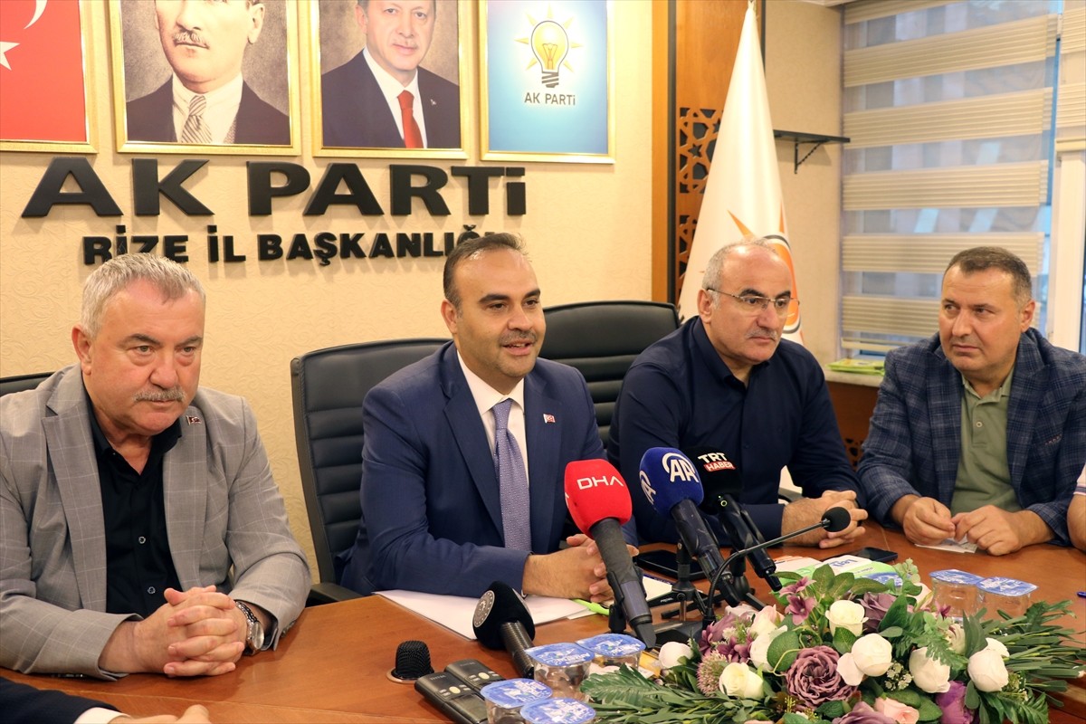 Sanayi ve Teknoloji Bakanı Mehmet Fatih Kacır, AK Parti Rize İl Başkanlığını ziyaret etti. Bakan...