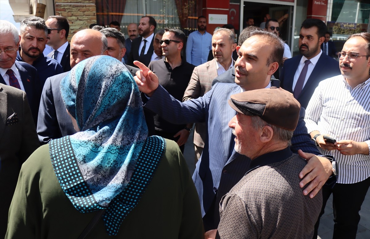 Sanayi ve Teknoloji Bakanı Mehmet Fatih Kacır, Erzincan'da AK Parti İl Başkanlığı ziyaret etti....