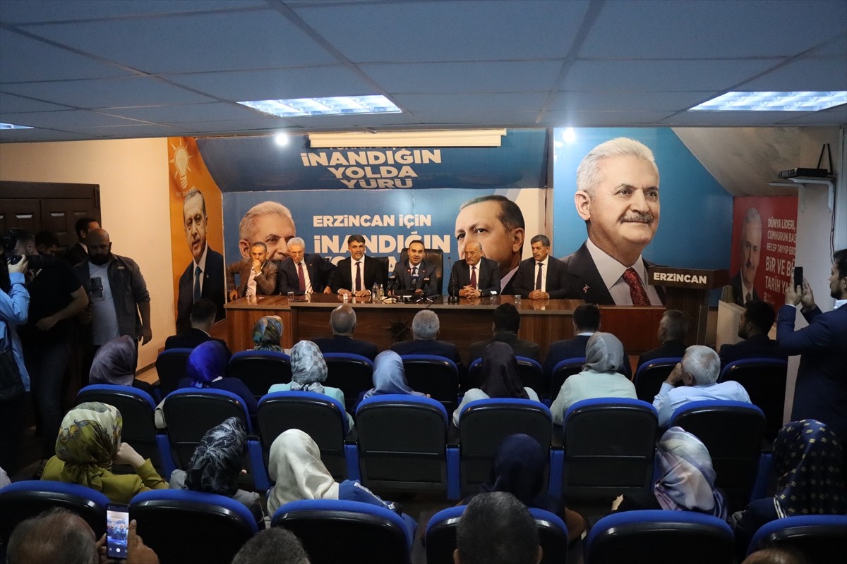 Sanayi ve Teknoloji Bakanı Mehmet Fatih Kacır, Erzincan'da AK Parti İl Başkanlığı ziyaret etti....