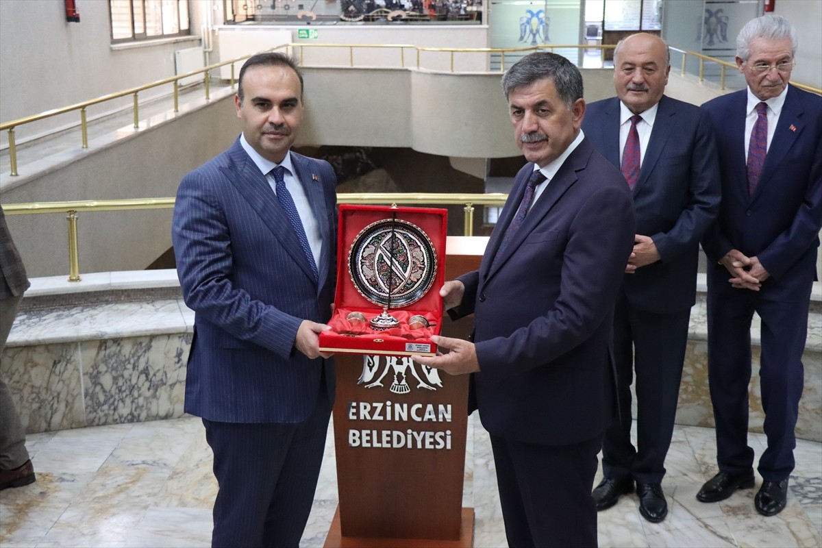 Sanayi ve Teknoloji Bakanı Mehmet Fatih Kacır (solda), Erzincan Belediye Başkanı Bekir Aksun'u...