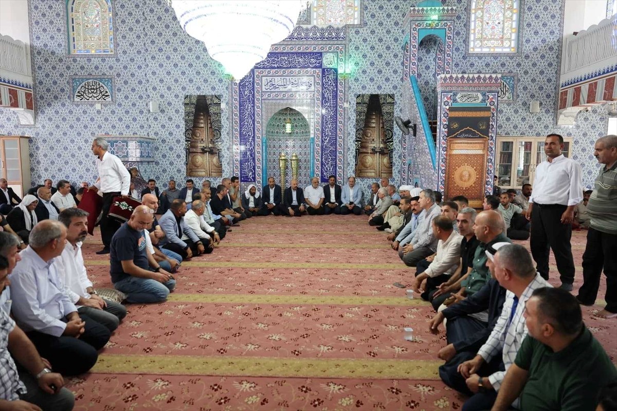 Şanlıurfa'nın Haliliye ilçesinde aralarında husumet bulunan iki aile barıştırıldı. Ailelerin ikna...