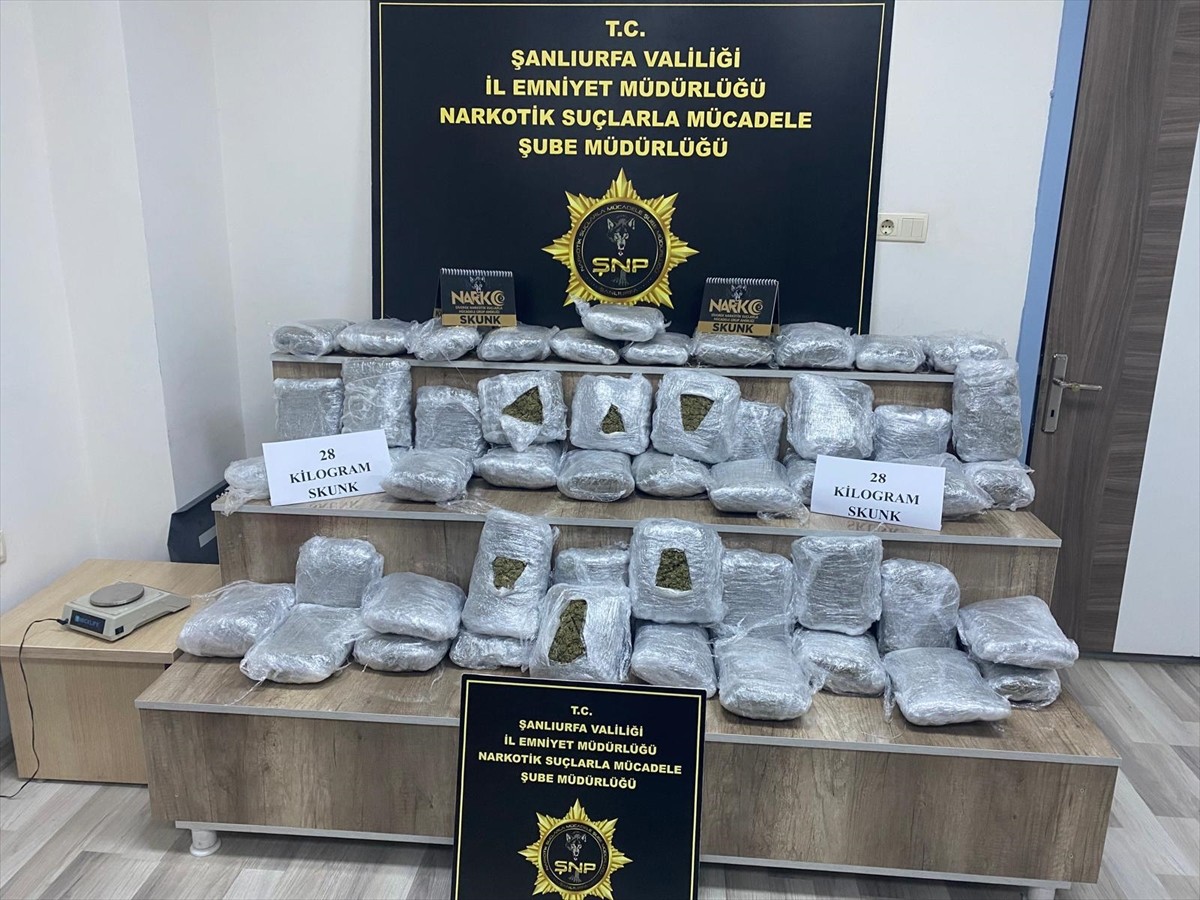 Şanlıurfa'nın Siverek ilçesinde 28 kilogram sentetik uyuşturucunun ele geçirildiği operasyonda 2...