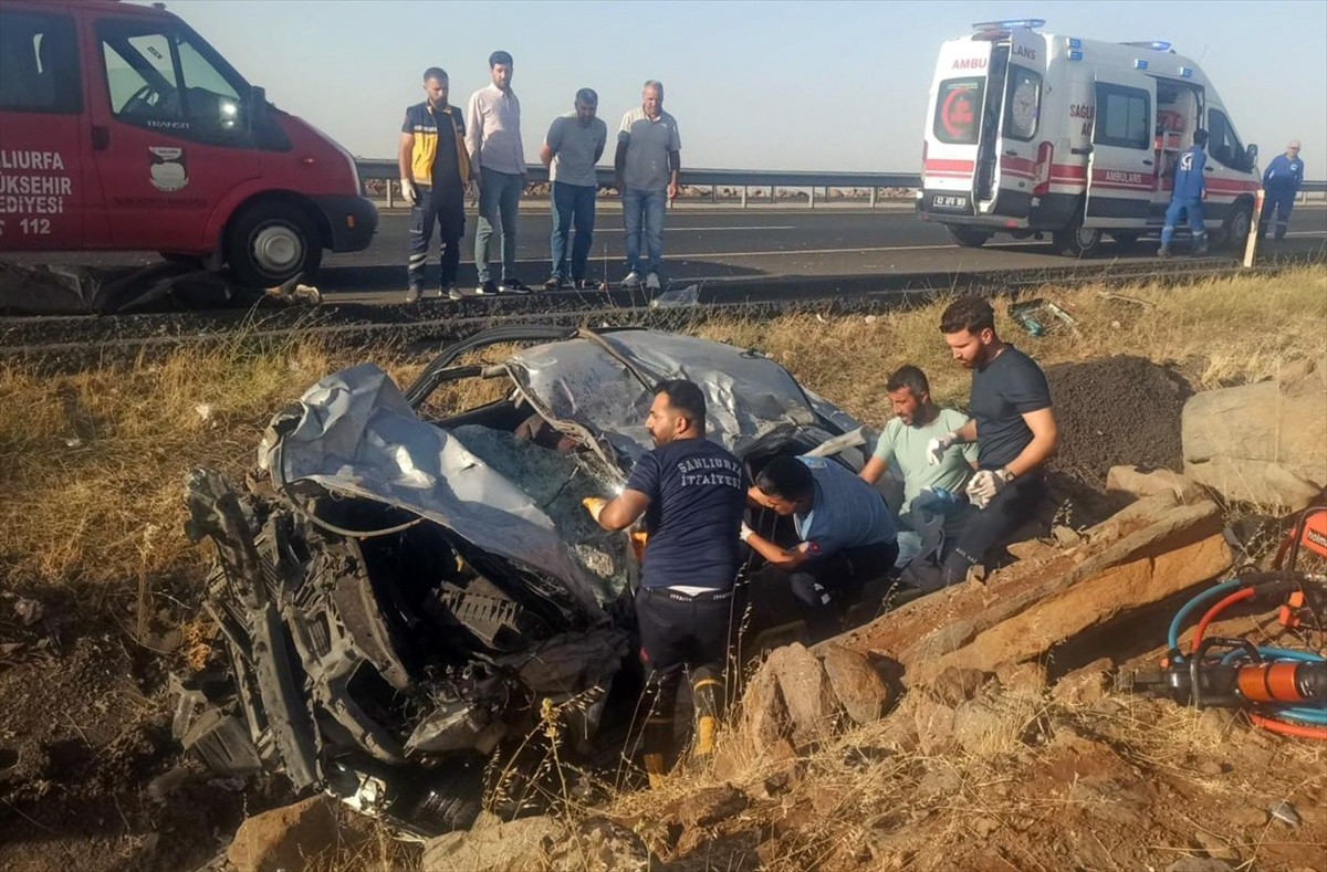 Şanlıurfa'nın Siverek ilçesinde otomobilin devrilmesi sonucu 2 kişi yaşamını yitirdi, 3 kişi...