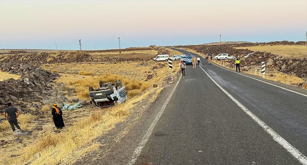 Şanlıurfa'nın Siverek ilçesinde şarampole devrilen pikaptaki 2 kişi yaralandı. Kaza yerine...