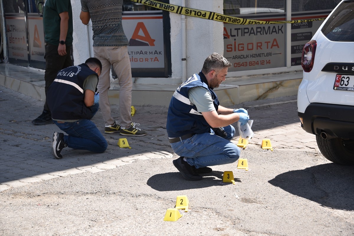 Şanlıurfa'nın Siverek ilçesinde silahlı saldırıda 2 kişi yaralandı. Polis, olay yerinde çalışma...