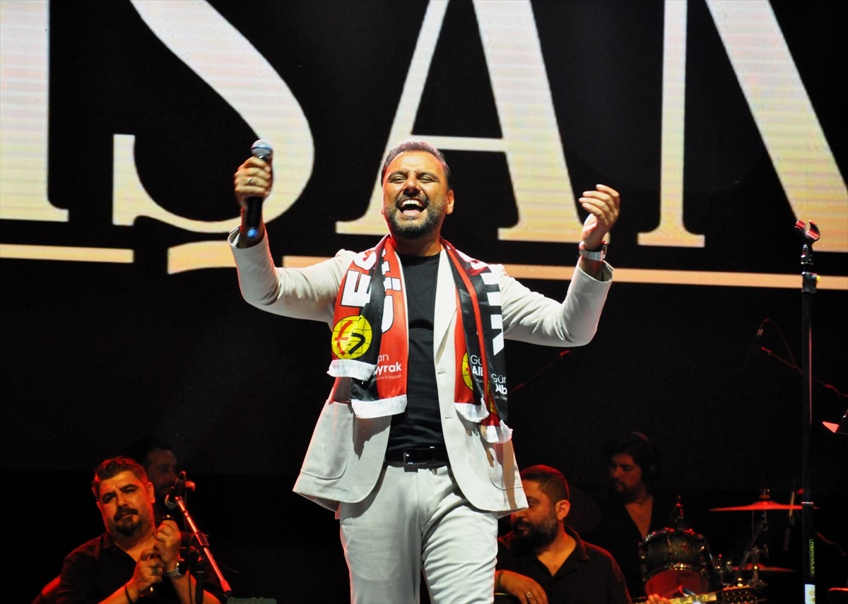 Şarkıcı Alişan, Eskişehir'in kurtuluşunun 103. yılı dolayısıyla konser verdi. AK Parti Eskişehir...