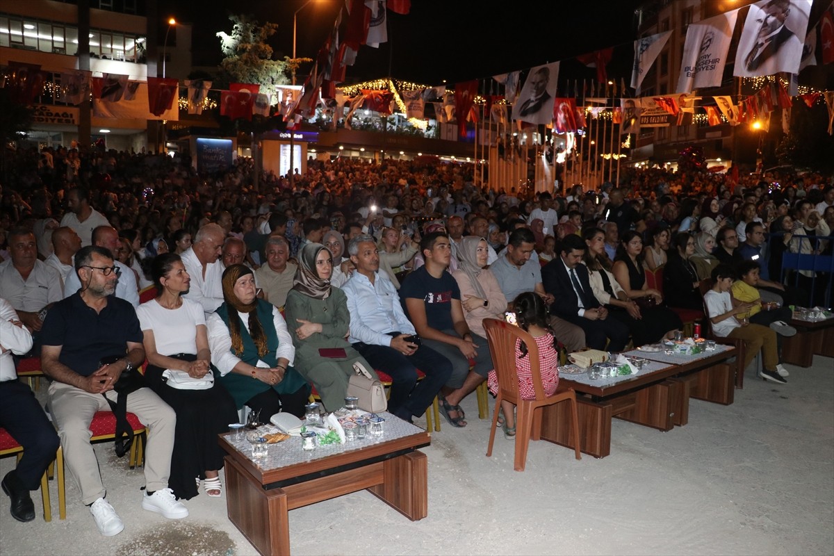 Şarkıcı İlyas Yalçıntaş, bu yıl 23.'sü düzenlenen Yayladağı Kültür Sanat ve Aba Güreşi Festivali...