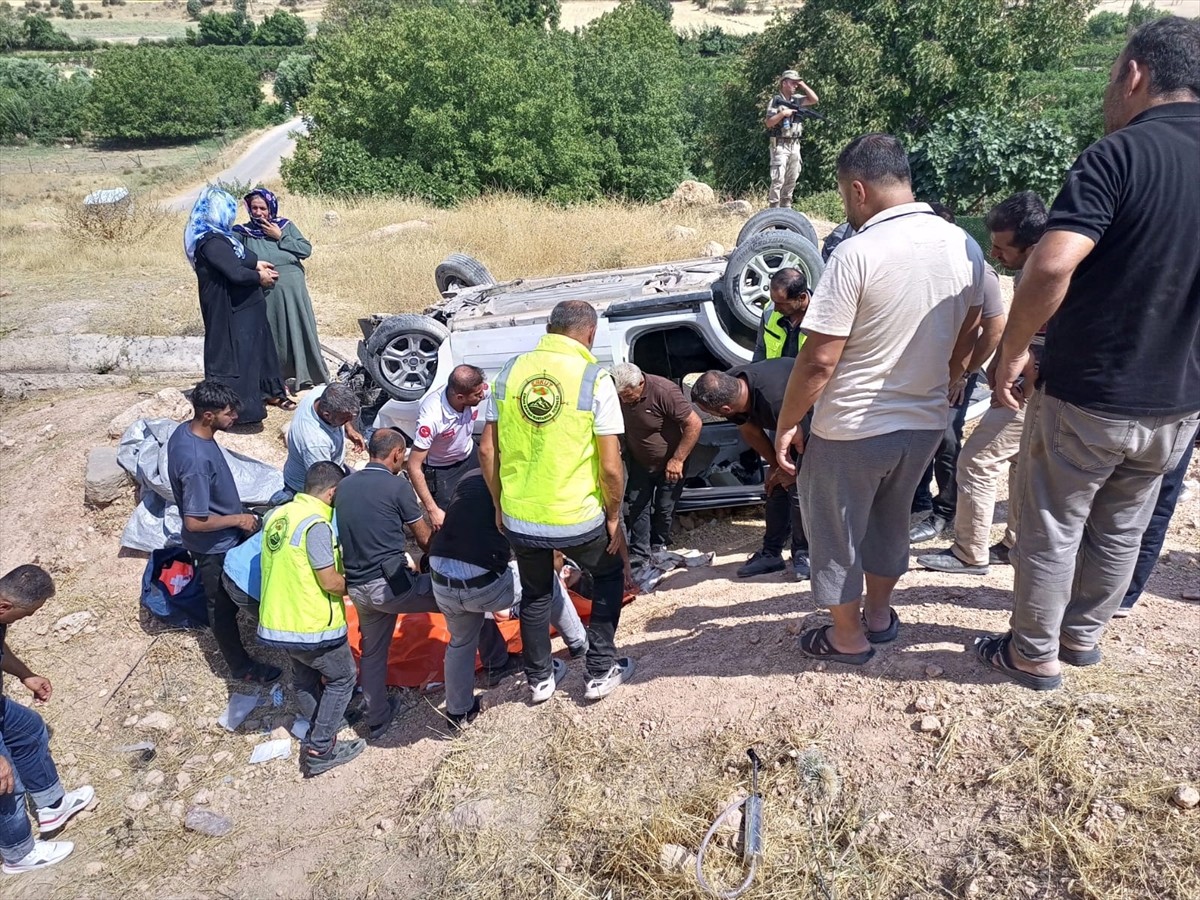Siirt'in Eruh ilçesinde şarampole devrilen hafif ticari araçta 4'ü ağır 7 kişi yaralandı. 