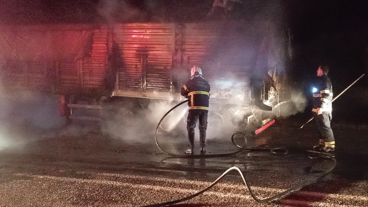 Siirt'te seyir halindeki buğday yüklü tır alev alev yandı. Ekiplerin çalışmasıyla söndürülen...