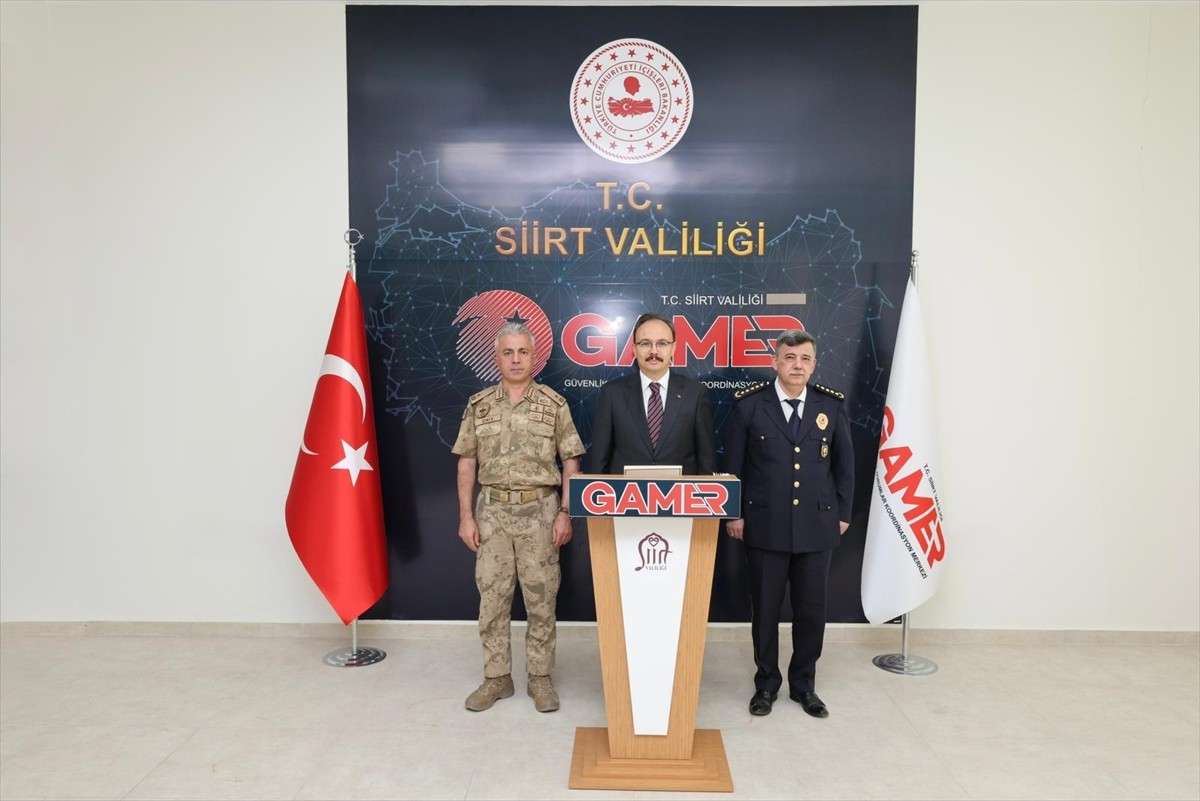 Siirt Valisi Kemal Kızılkaya (ortada) başkanlığında, Valilik Toplantı Salonu'nda, "Asayiş ve...