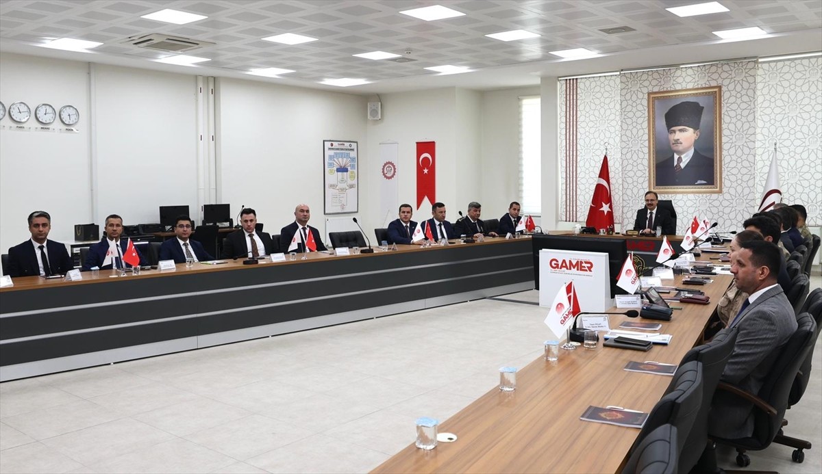 Siirt Valisi Kemal Kızılkaya (ortada) başkanlığında, Valilik Toplantı Salonu'nda, "Asayiş ve...