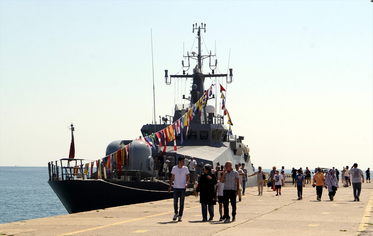 Sinop'ta 30 Ağustos Zafer Bayramı dolayısıyla Deniz Kuvvetleri Komutanlığına bağlı "TCG Tekirdağ"...