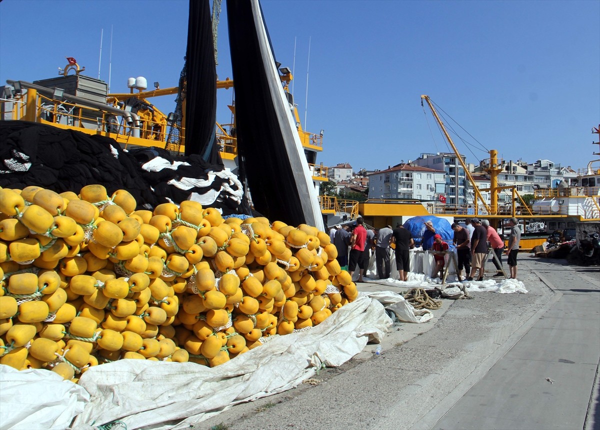  Sinop'ta balıkçılar av yasağının sona ereceği 1 Eylül'de denize açılmak için son hazırlıklarını...