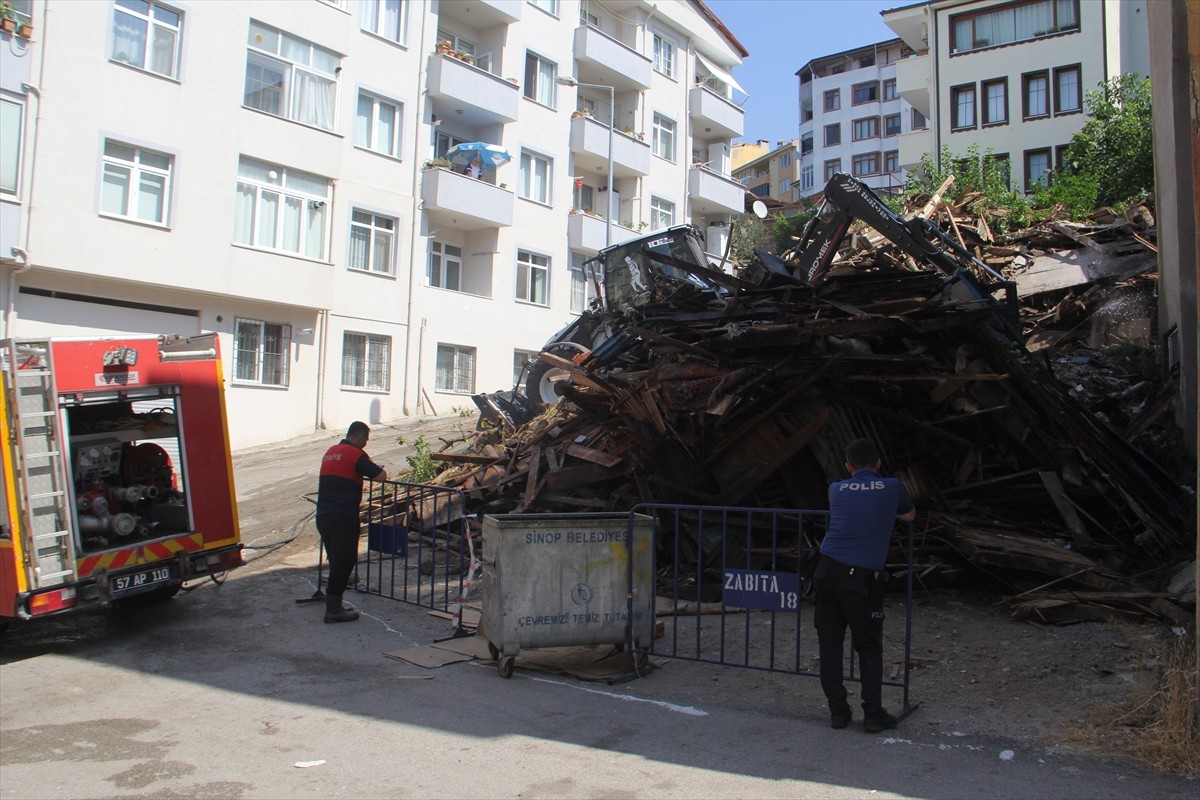 Sinop'ta yıkılma riski bulunan ve çevresinde güvenlik önlemi alınan 3 katlı tarihi metruk bina...