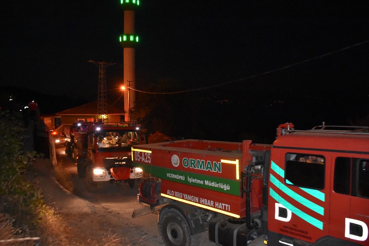 Sinop'un Durağan ilçesinde ormanlık alanda çıkan yangına müdahale ediliyor.