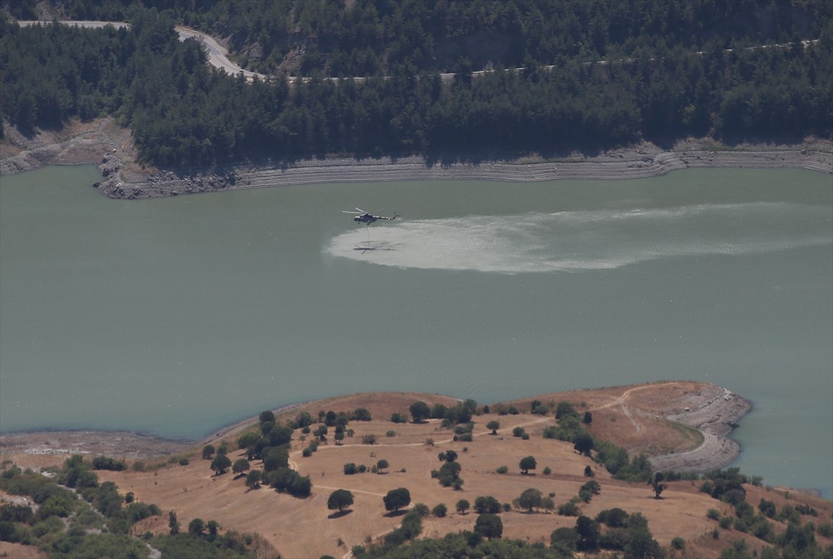Sinop'un Durağan ilçesindeki orman yangınına ekiplerin müdahalesi sürüyor.