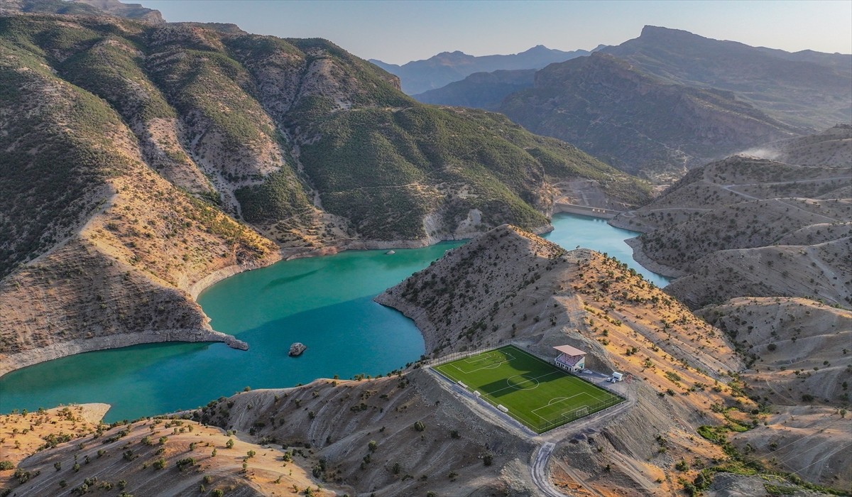 Şırnak'ın Uludere ilçesinin Hilal beldesinde Hanke Dağı yamacında FIFA standartlarında inşa edilen...