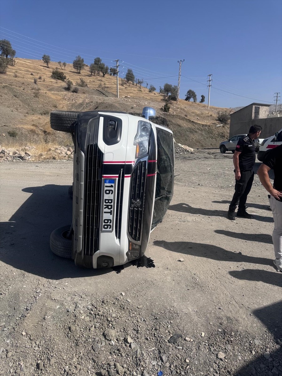 Şırnak'ta 2 otomobilin çarpıştığı kazada, Kültür ve Turizm İl Müdürü Celal Baz'ın da aralarında...