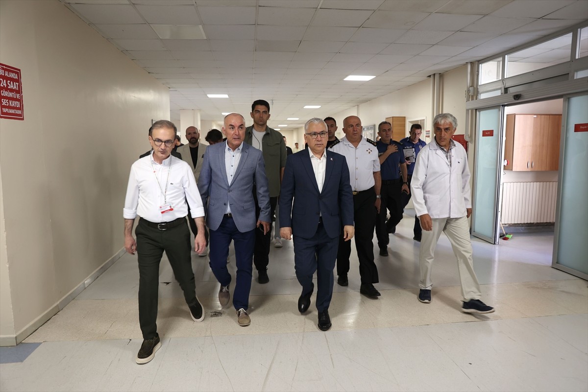 Sivas'ın Suşehri ilçesinde, fındık işçilerini taşıyan minibüsün uçuruma yuvarlanması sonucu 4 kişi...