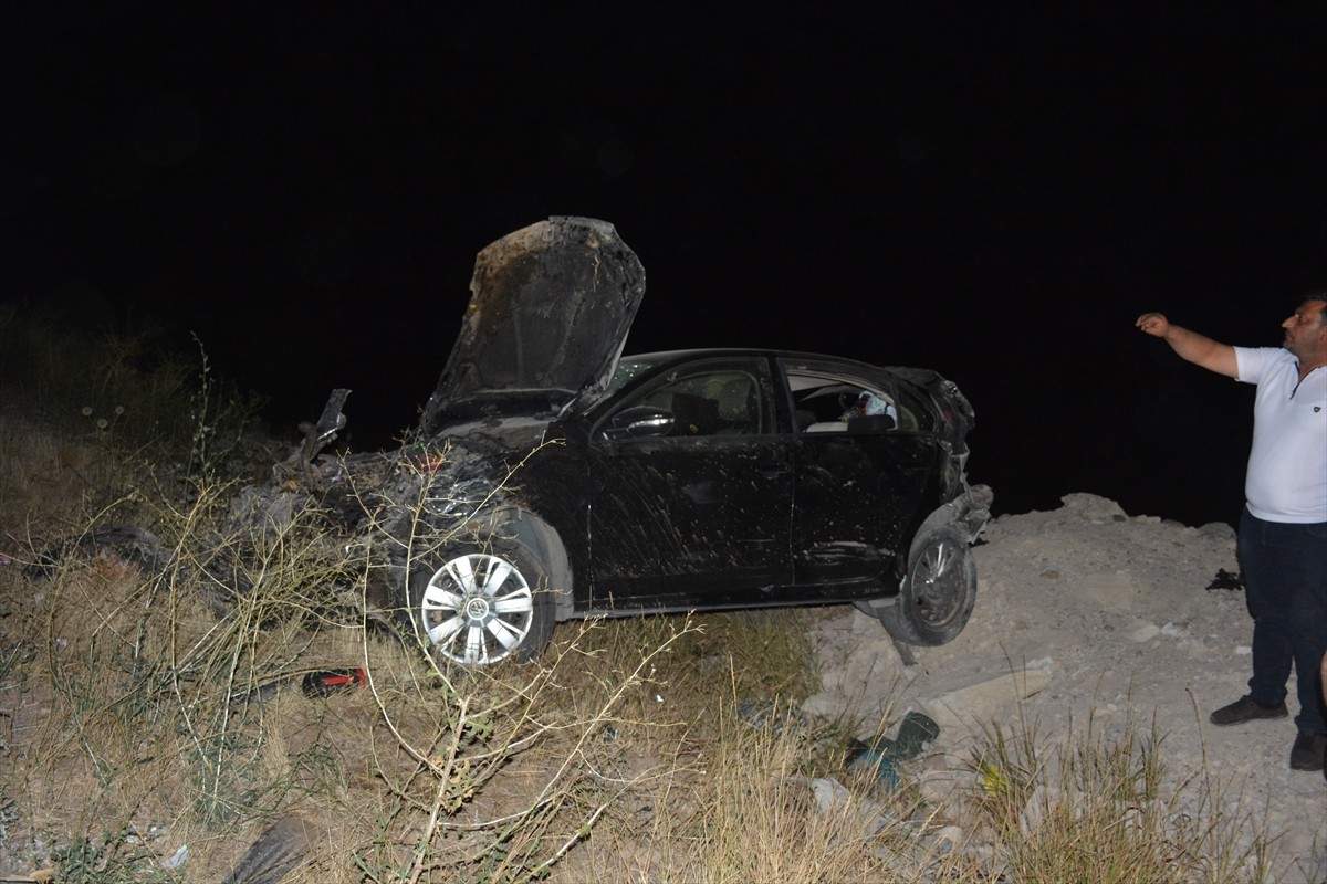 Sivas'ın Suşehri ilçesinde otomobilin devrilmesi sonucu 5 kişi yaralandı.