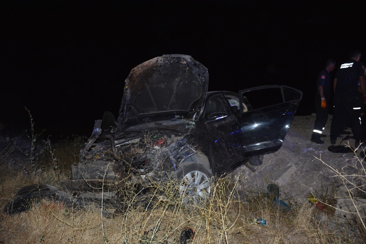 Sivas'ın Suşehri ilçesinde otomobilin devrilmesi sonucu 5 kişi yaralandı.