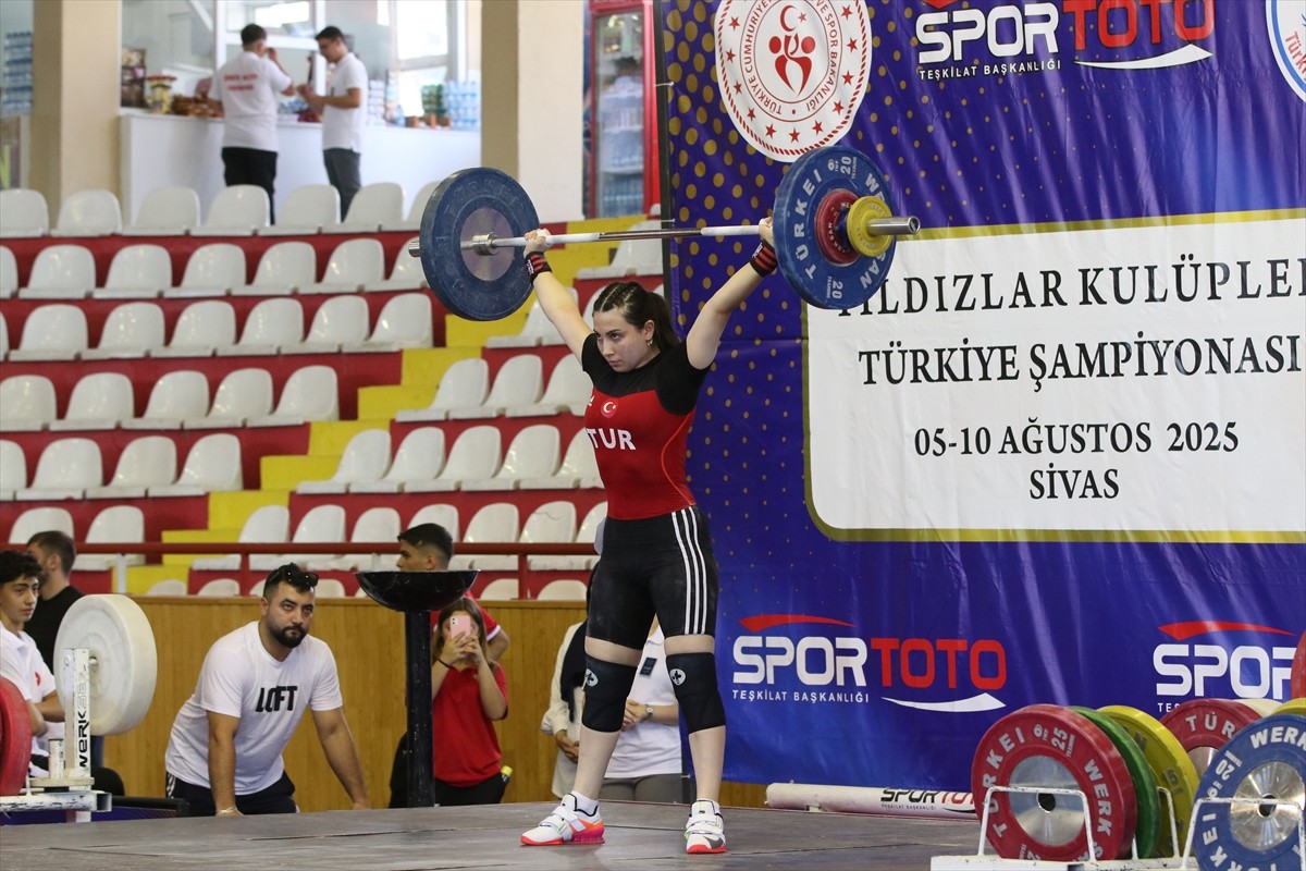 Sivas'ta başlayan Yıldızlar Kulüpler Türkiye Halter Şampiyonası düzenlenen seremoniyle start aldı....