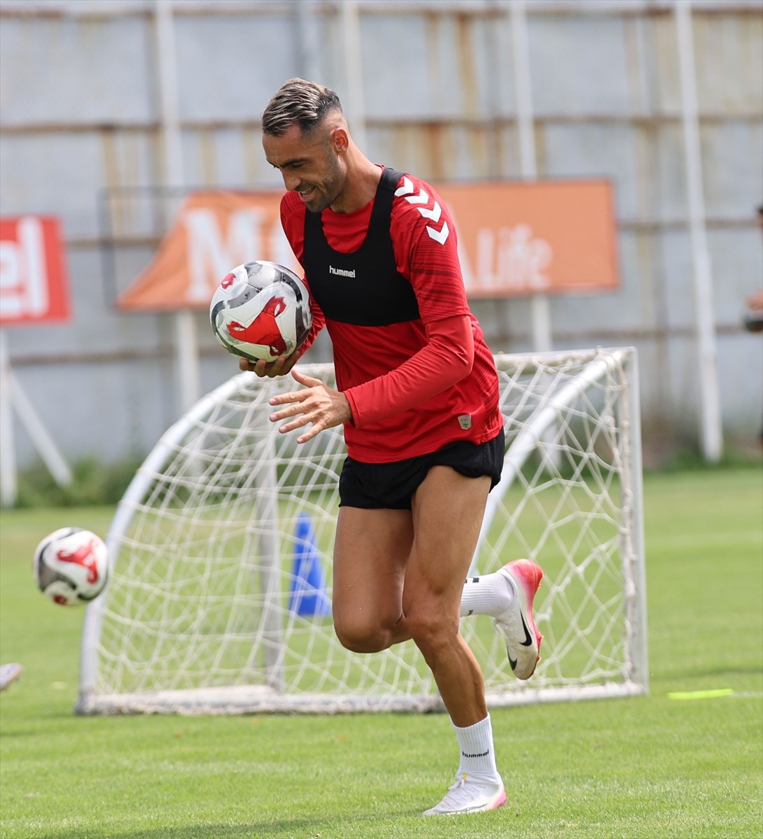 Sivasspor, Trendyol 1. Lig'in ilk haftasında deplasmanda Erzurumspor FK ile yapacağı maçın...