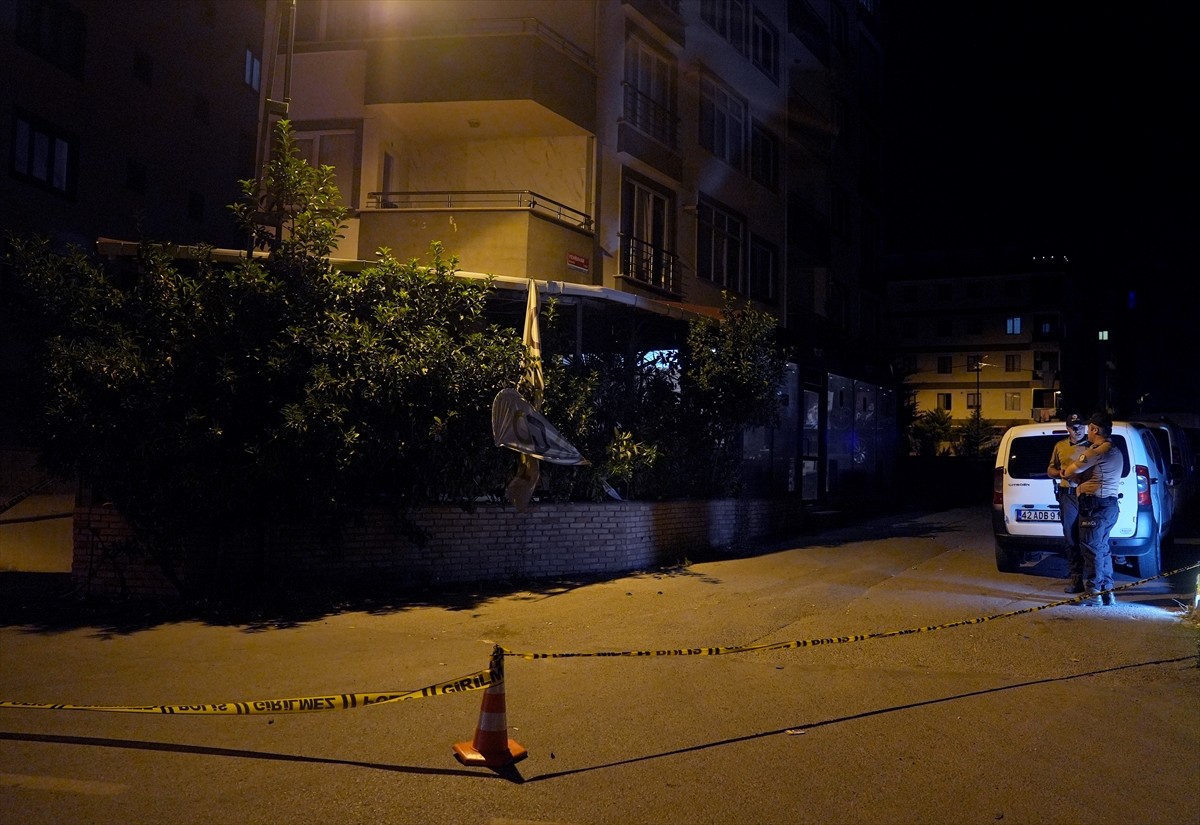 Sultanbeyli'de yaşanan silahlı çatışmada bazı ev ve arabalara kurşun isabet etti.