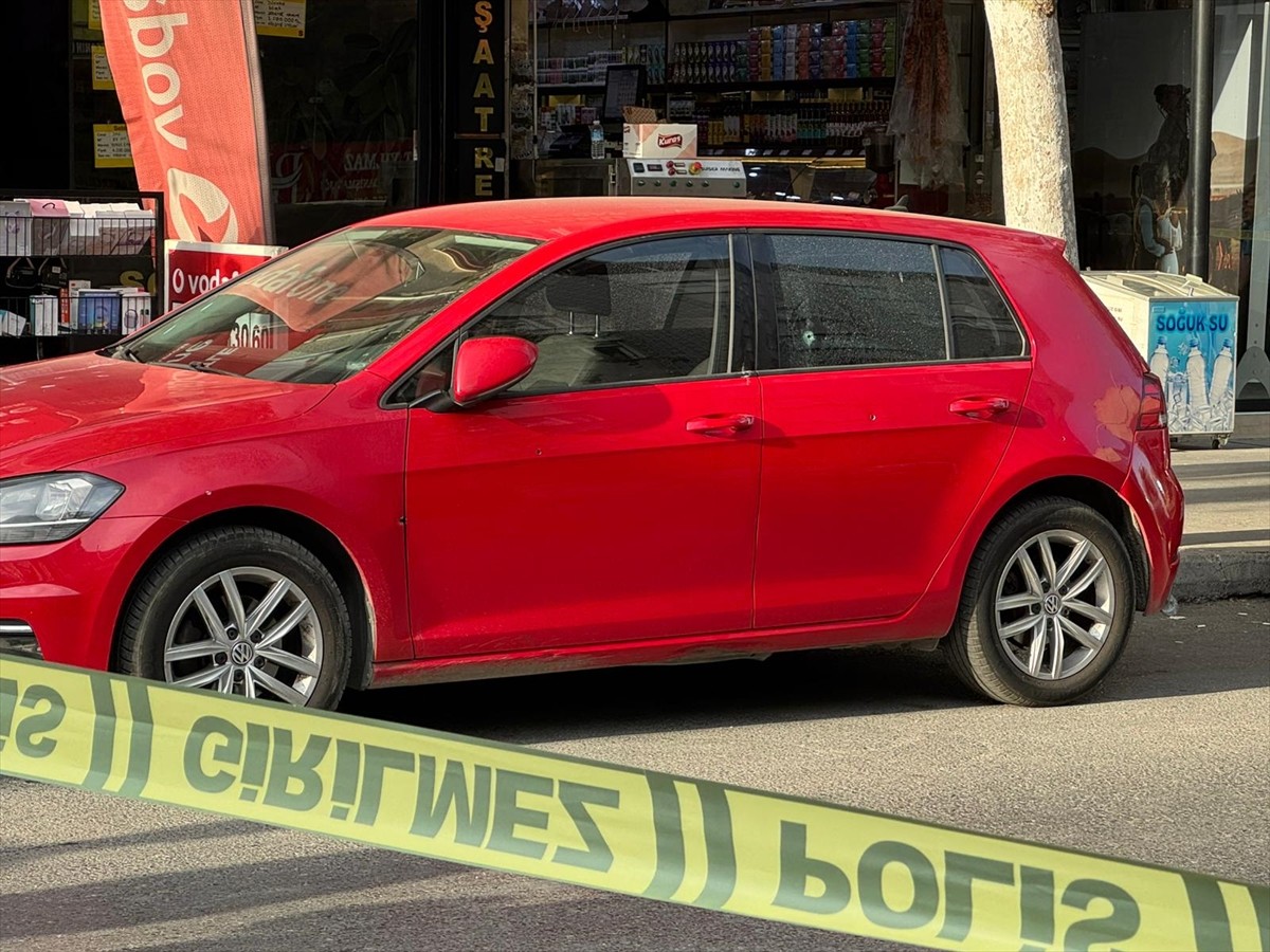 Sultangazi'de iş yerine silahla ateş açıldı, kırılan camlar nedeniyle 1 kişi hafif yaralandı....