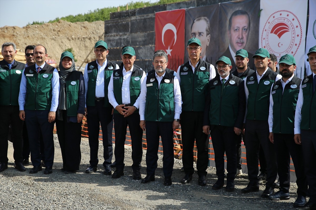 Tarım ve Orman Bakanı İbrahim Yumaklı (sol 6), Bingöl temasları kapsamında, Devlet Su İşleri (DSİ)...