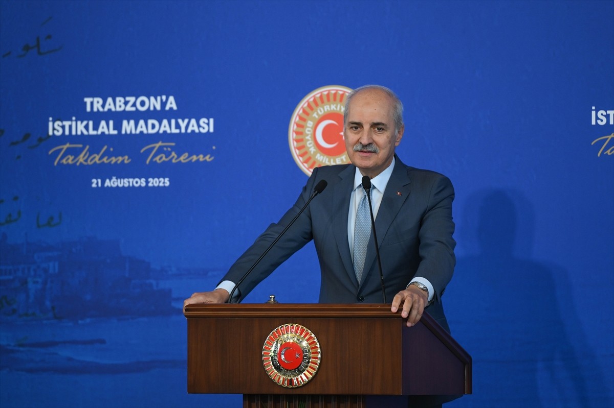 TBMM Başkanı Numan Kurtulmuş (ortada), Milli Savunma Bakanı Yaşar Güler (solda) ve Ulaştırma ve...