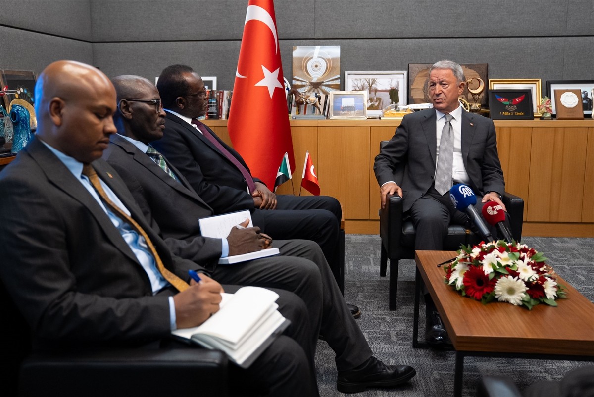 TBMM Milli Savunma Komisyonu Başkanı ve AK Parti Kayseri Milletvekili Hulusi Akar (sağda)...