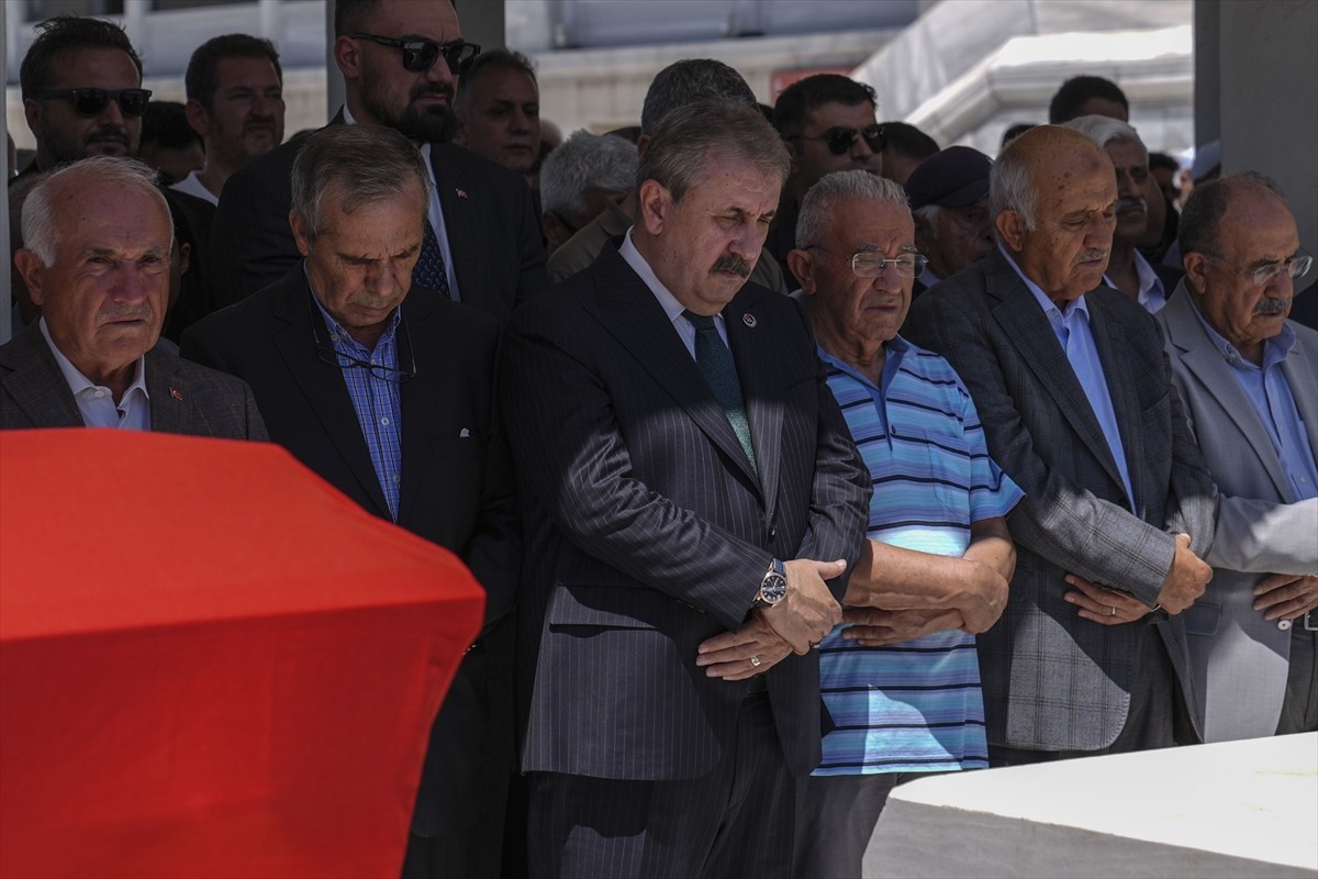 Tedavi gördüğü hastanede 75 yaşında hayatını kaybeden eski Sağlık Bakanı Halil Şıvgın'ın cenazesi...