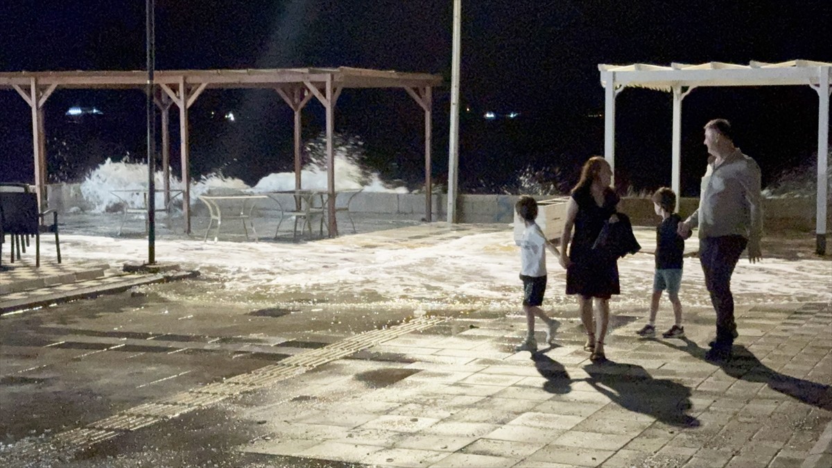 Tekirdağ'da 3 gündür etkili olan kuvvetli poyraz hayatı olumsuz etkiledi. Süleymanpaşa ilçesinde...