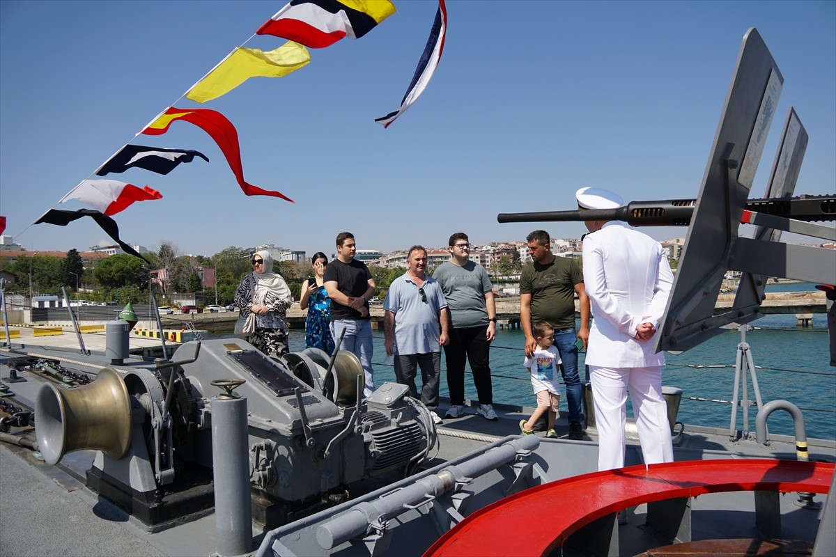 Tekirdağ'da 30 Ağustos Zafer Bayramı dolayısıyla Deniz Kuvvetleri Komutanlığı mayın avlama gemisi...