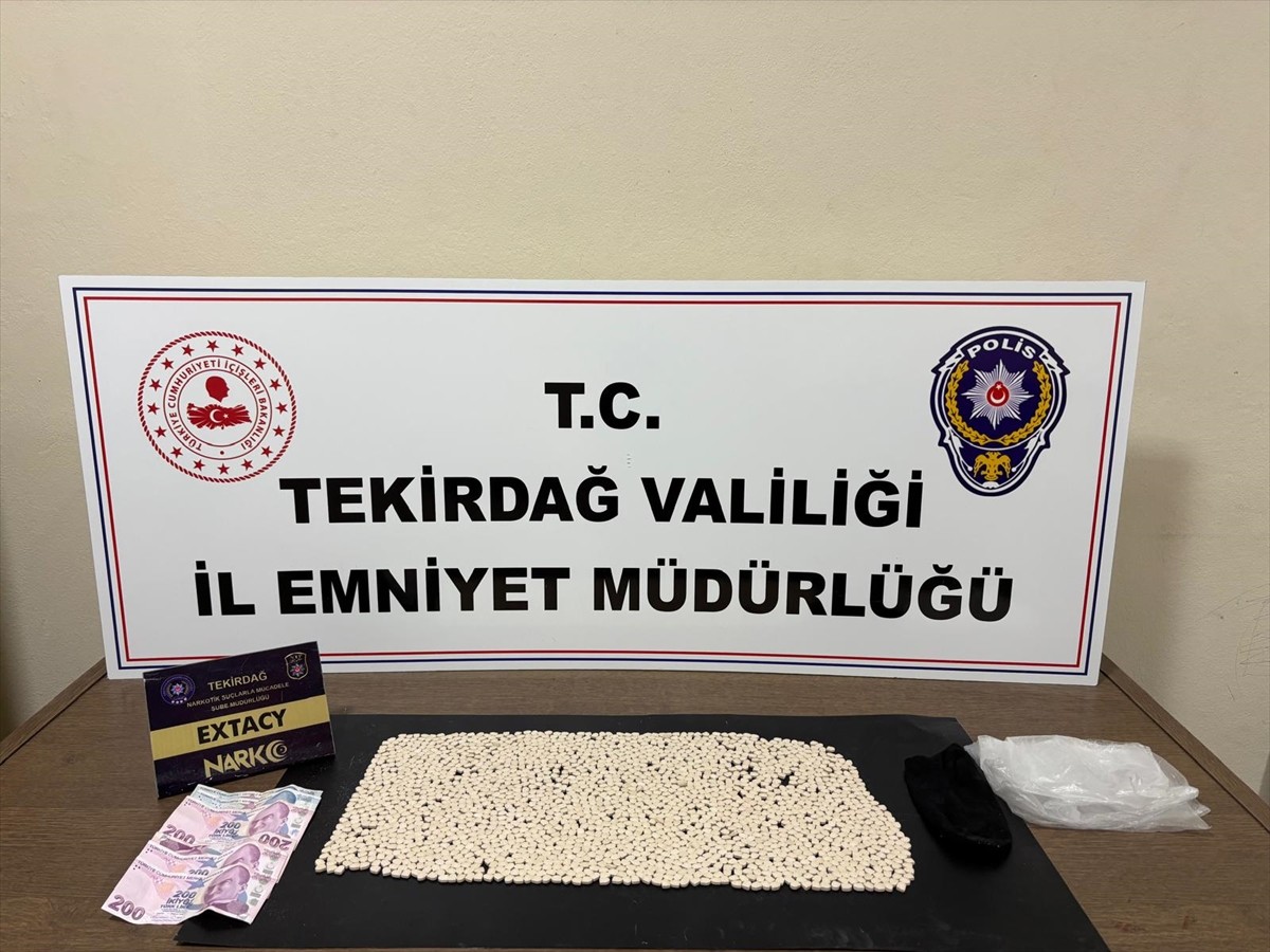  Tekirdağ'da düzenlenen uyuşturucu operasyonunda 2 bin 474 sentetik ecza hapı ele geçirildi, 3...
