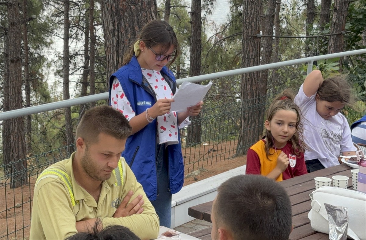 Tekirdağ'da öğrenciler orman yangınlarında fedakarca mücadele eden orman işçileriyle bir araya...