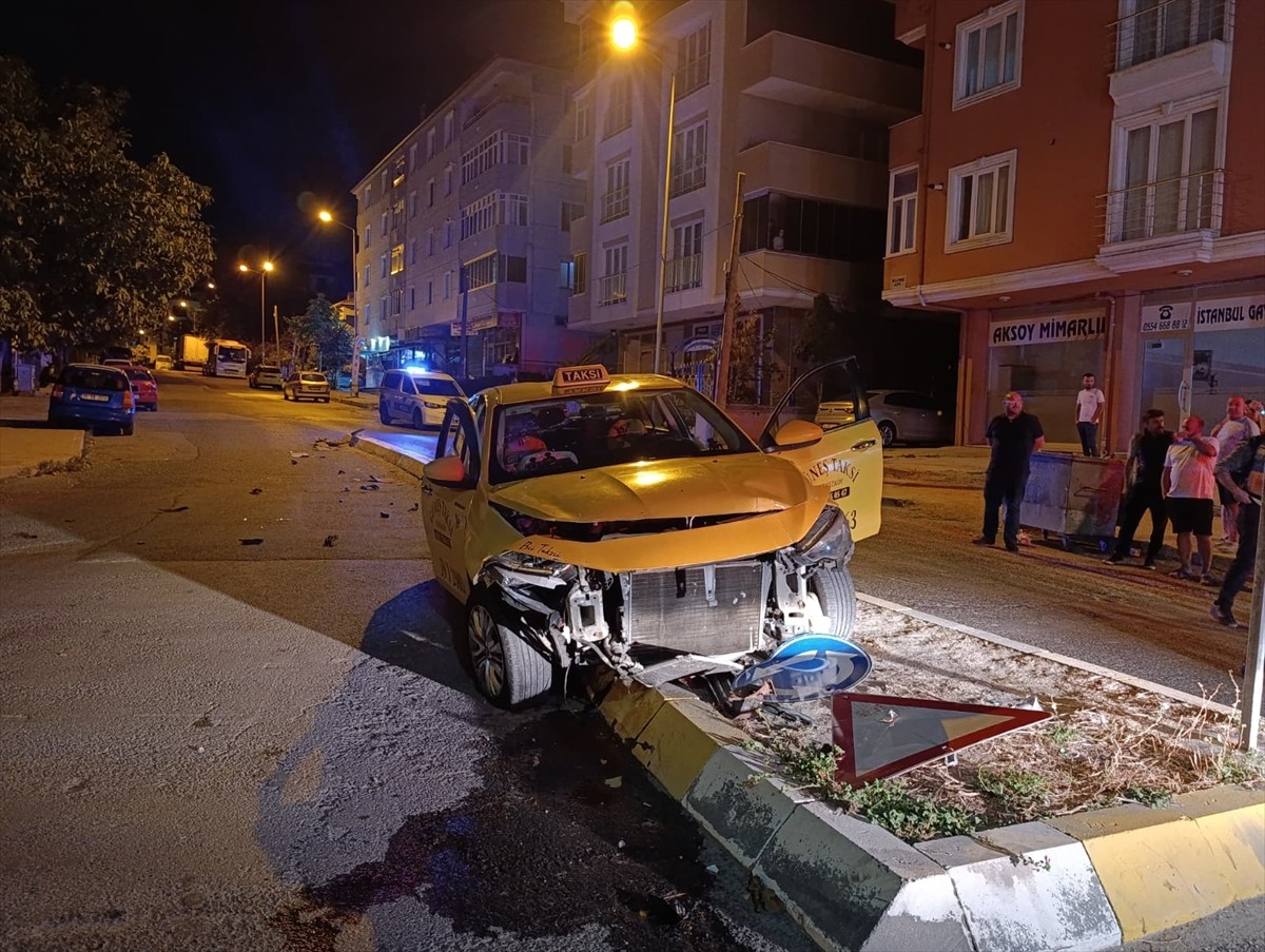 Tekirdağ'ın Çerkezköy ilçesinde gasbettikleri taksiyle kaza yaptıktan sonra yakalanan iki zanlı...