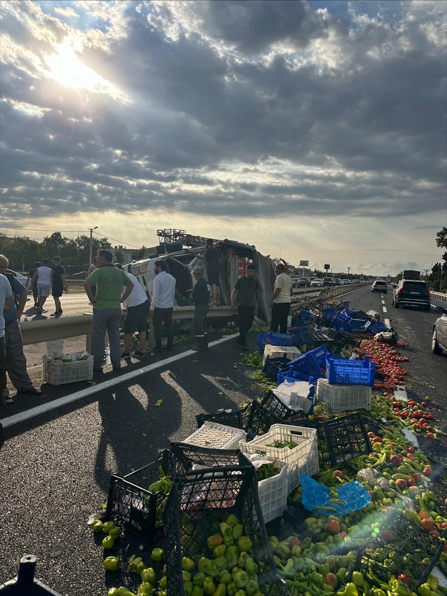 Tekirdağ'ın Marmaraereğlisi ilçesinde sebze yüklü kamyonun devrilmesi sonucu sürücü hayatını...