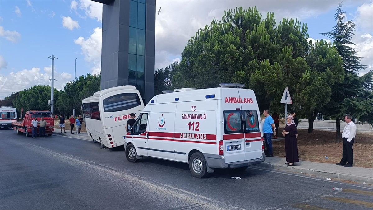 Tekirdağ’ın Kapaklı ilçesinde, işçi servisinin OSB giriş takına çarpması sonucu 19 kişi...