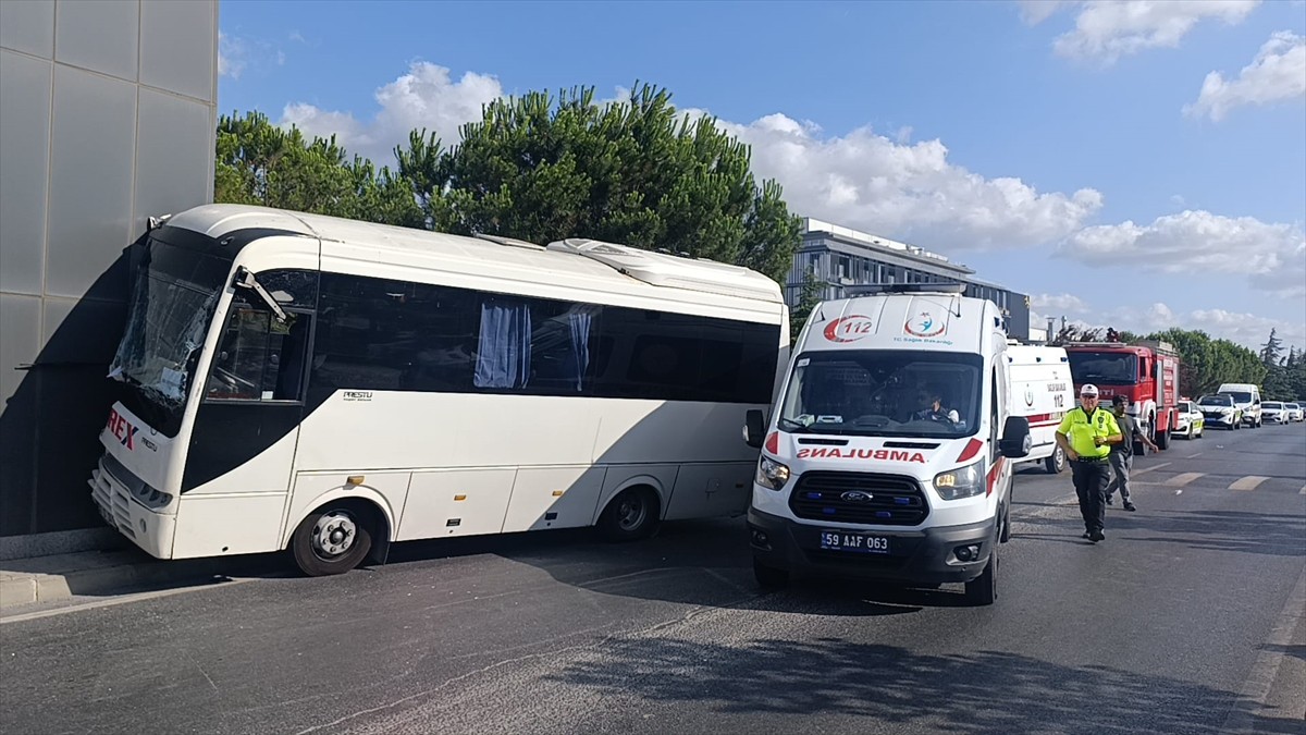 Tekirdağ’ın Kapaklı ilçesinde, işçi servisinin OSB giriş takına çarpması sonucu 19 kişi...