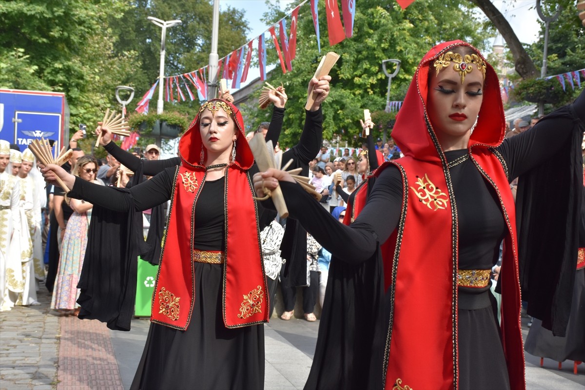 Trabzon'da 3'üncüsü düzenlenen "Uluslararası Trabzon Horon ve Müzik Festivali" kapsamında farklı...