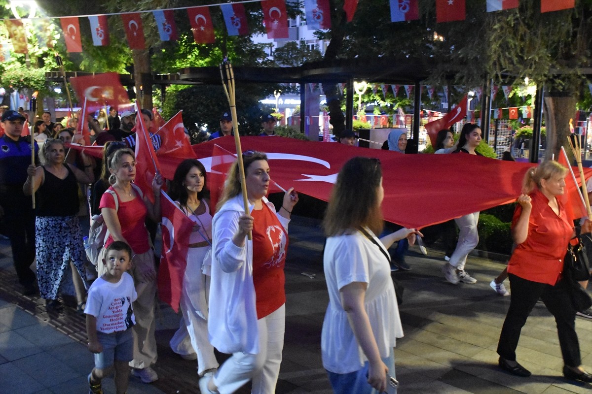 Trabzon'da, 30 Ağustos Zafer Bayramı kutlamaları kapsamında fener alayı yapıldı. Türk bayrakları...