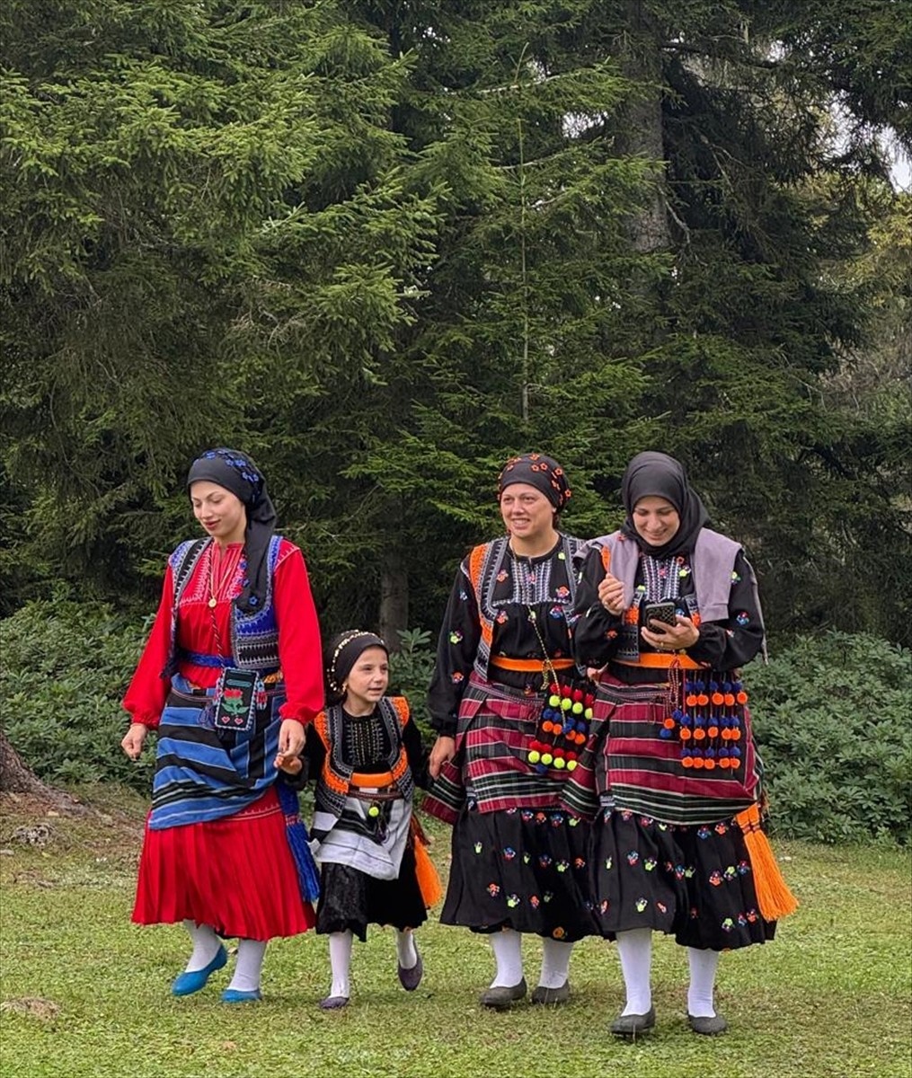 Trabzon'un Akçaabat ilçesinde 27. Kayabaşı Karaabdal Halk Şenliği gerçekleştirildi. Şenlikte...
