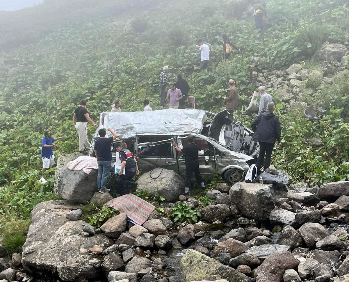 Trabzon'un Çaykara ilçesinde panelvanın uçuruma yuvarlandığı kazada 2 kişi hayatını kaybetti, 4...